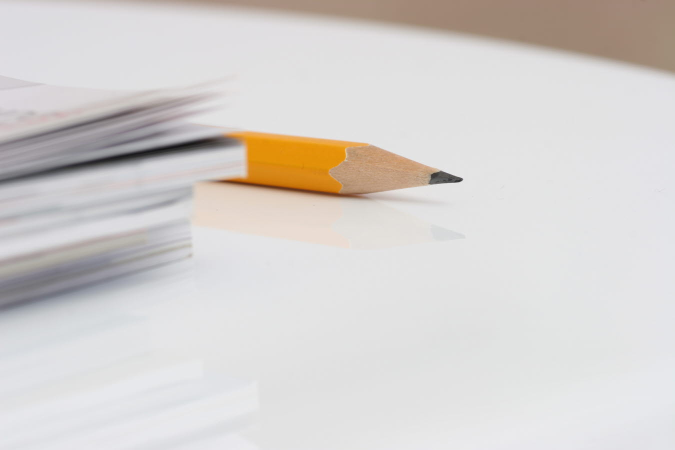 En blyertspenna som ligger på ett dokument